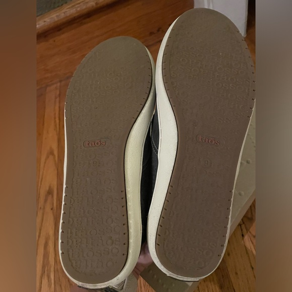Like new Taos slip ons! Comfy Taos slides for the spring! - Picture 4 of 4